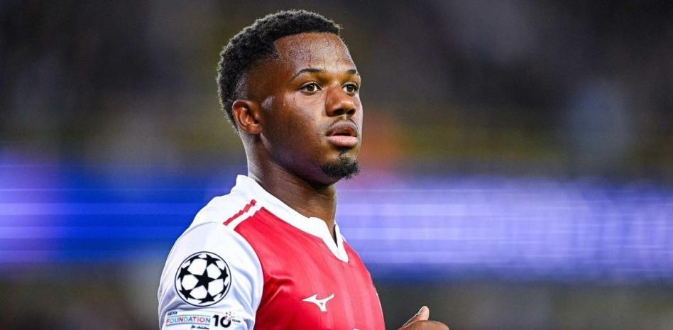 并继续留在 并继续留在