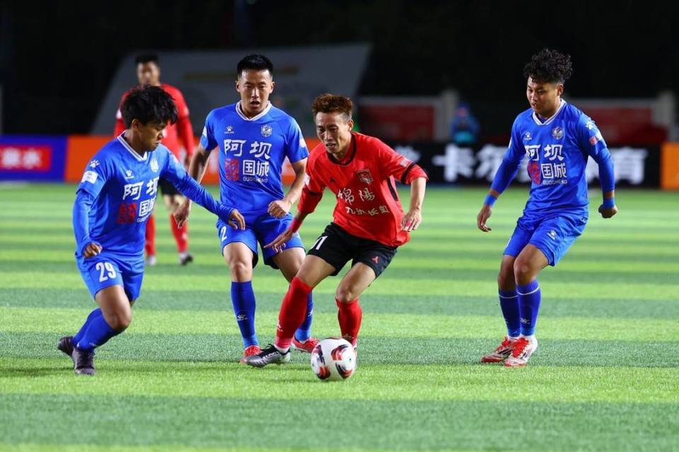 但观众席上, 虽然气温较, 阳发布